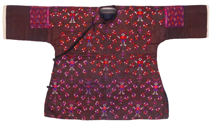 ▲贵州黄平苗族人物纹童上衣。