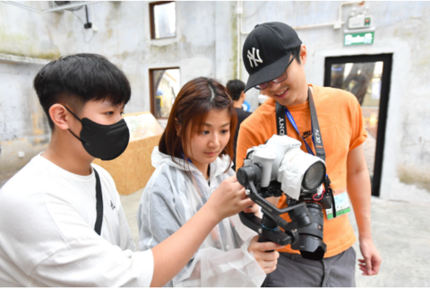 图为游学团成员在专业人士指导下，边参观边拍摄。（澳门旅游局供图）