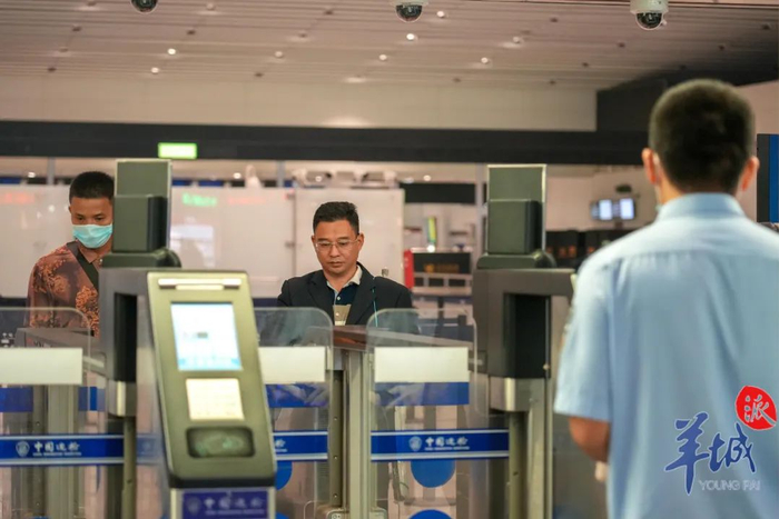 移民管理警察积极引导旅客使用快捷通道