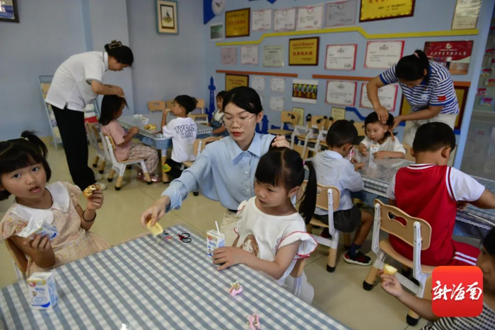 午休后，老师们在给孩子们梳头发。新海南客户端记者 陈卫东 摄