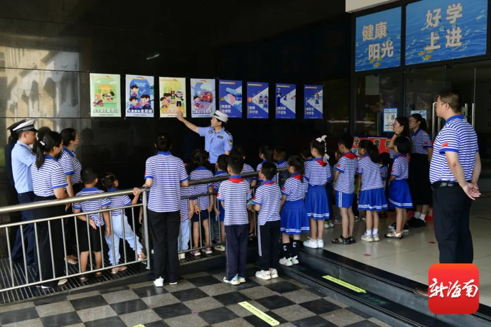 交警到学校给学生上交通安全知识课。新海南客户端记者 陈卫东 摄