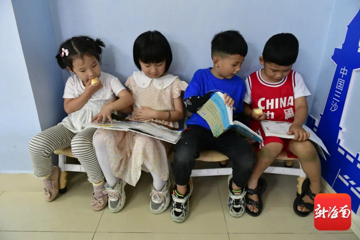 幼儿园孩子在看书。新海南客户端记者 陈卫东 摄