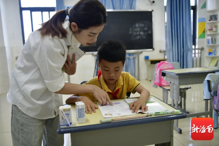 老师在辅导学生。新海南客户端记者 陈卫东 摄