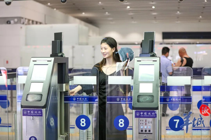 出境旅客正使用快捷通道进行通关