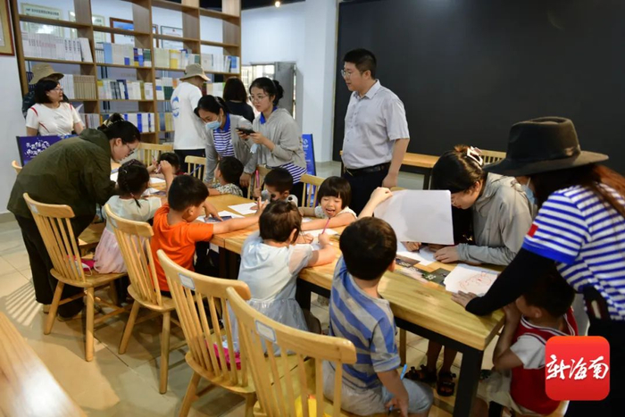 孩子们在绘画。新海南客户端记者 陈卫东 摄