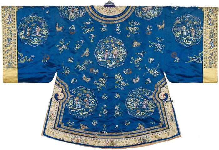 ▲汉族蓝色缎五彩绣十二团窠人物纹广袖女袄背视图。