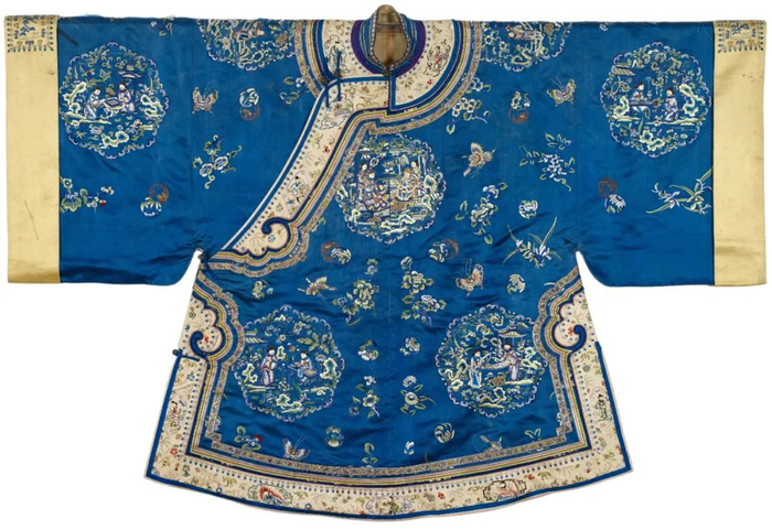 ▲汉族蓝色缎五彩绣十二团窠人物纹广袖女袄正视图。
