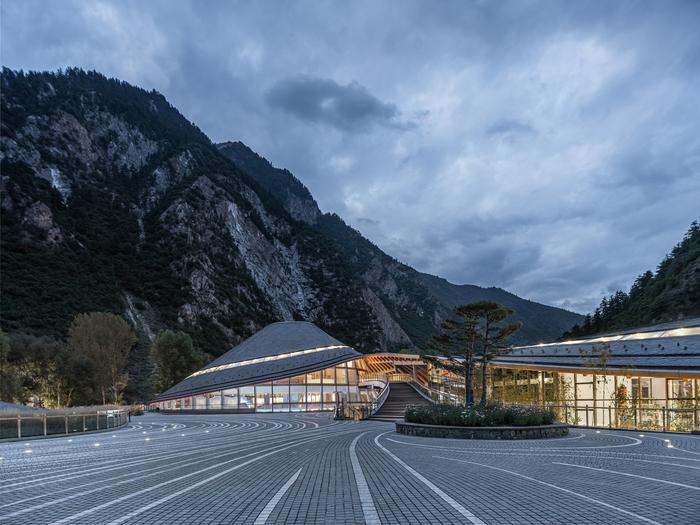 九寨沟景区沟口立体式游客服务中心 / 清华大学建筑设计研究院