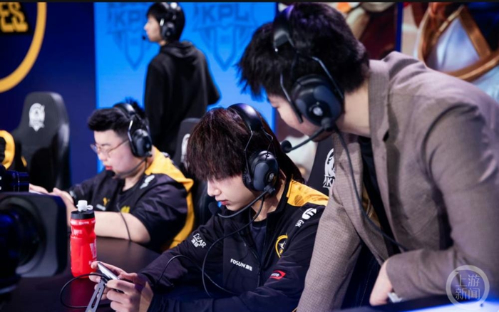 ▲老林（最右）在KPL春季总决赛中指挥队员。