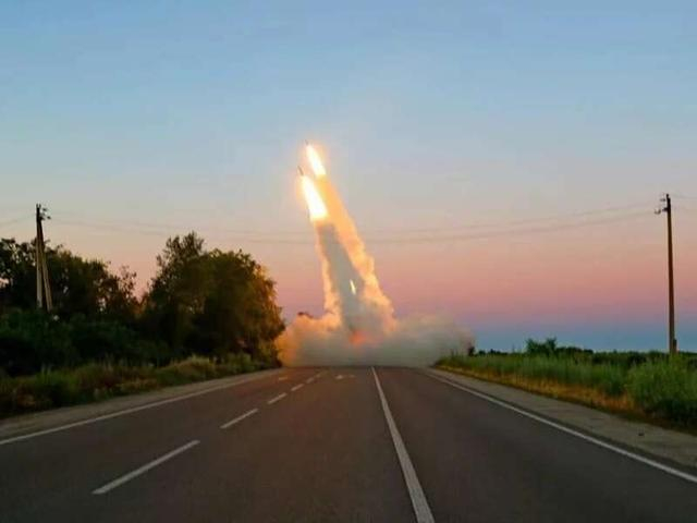 乌克兰军队发射“海马斯”火箭炮。 图片来源 乌克兰武装部队