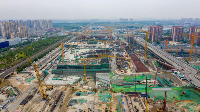 这是在北京市通州区拍摄的建设中的北京城市副中心站综合交通枢纽（2023年4月23日摄，无人机照片）。新华社发（北京城建集团供图）