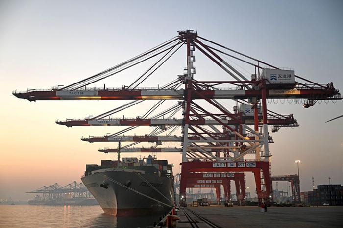 　　一艘货轮靠泊在天津港联盟国际集装箱码头进行装卸作业（2023年1月1日摄）。新华社记者 赵子硕 摄