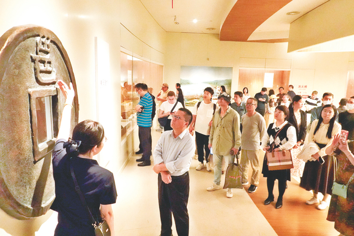     受邀参加南宁国际诗歌周的中外诗人来到南宁博物馆参观古代南宁展。    本报记者叶子榕 摄