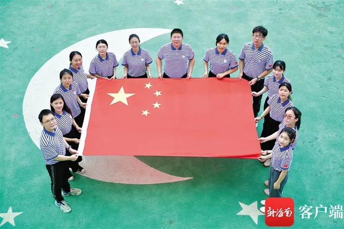 三沙市永兴学校的老师们。新海南客户端记者 陈卫东 摄