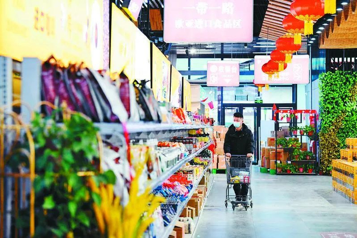 在西安国际港务区的爱菊健康生活体验馆，消费者挑选从中亚进口的食品。