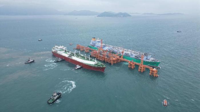 ▲LNGC（液化天然气运输船）正在靠泊香港LNG接收站。周立健/摄