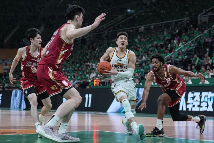 5月15日，辽宁队球员郭艾伦（右二）在比赛中上篮。新华社记者 潘昱龙 摄