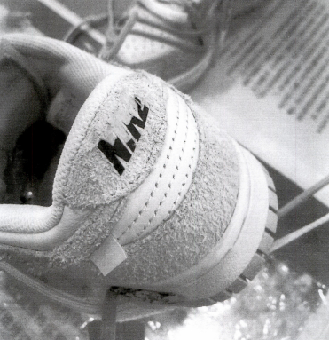 清洗后球鞋受损情况。图源：顺义法院