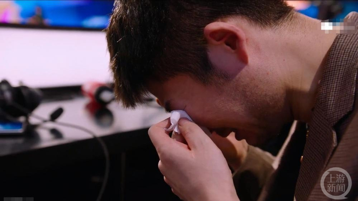 ▲老林赛后泪洒赛场。