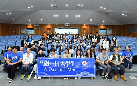 图为游学团“做一日大学生” 环节，参观澳门大学。（澳门旅游局供图）