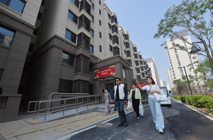 大兴机场线性工程安置房顺利完成竣工交付，首批2793户回迁村民办理入住手续。新京报记者 李木易 摄