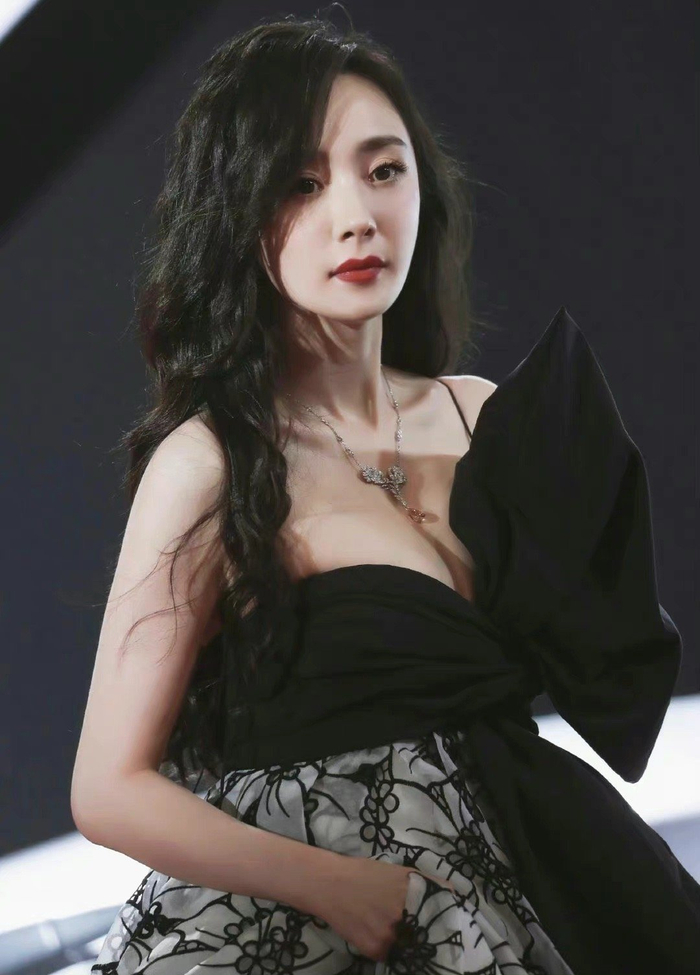 杨幂 好大的蝴蝶结|杨幂_新浪新闻