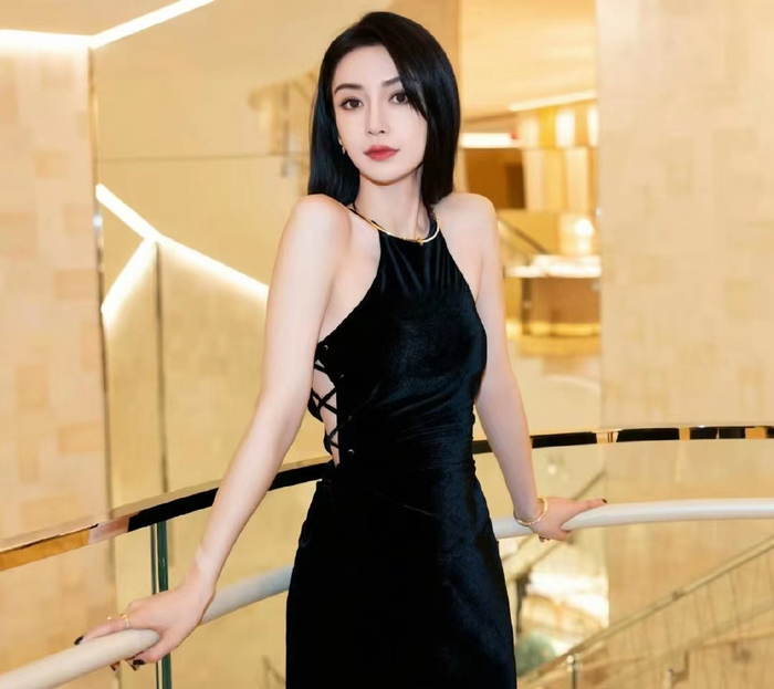 杨颖玫红长裙阳光又明媚,身材比例好绝啊,真的狠狠爱住|angelababy