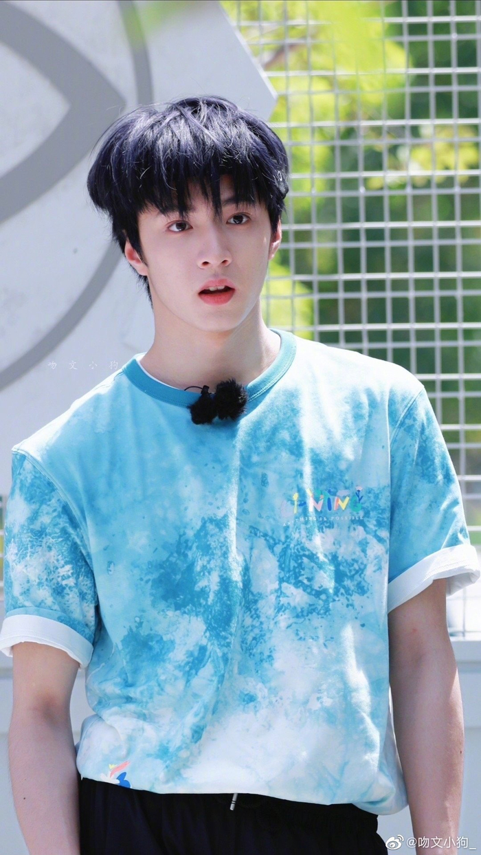 俯拍视角下的刘耀文 知道刘耀文的比例好……|刘耀文|哆啦a梦_新浪