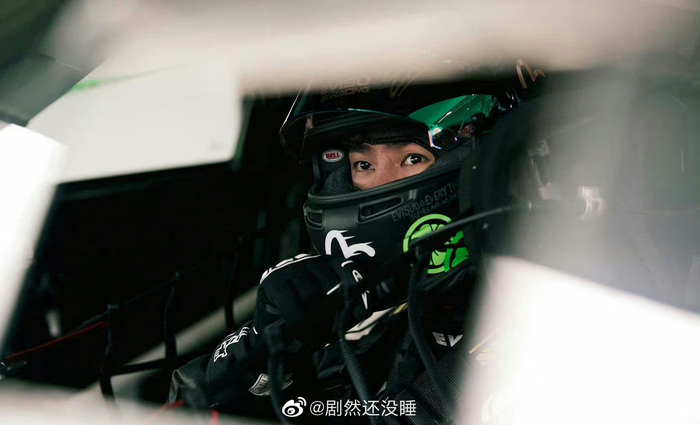 王一博赛车图🈶️，85号选手一顿咔咔乱杀……