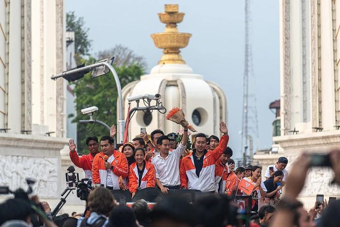 当地时间2023年5月15日，泰国曼谷，泰国前进党党魁皮塔在庆祝游行中向支持者致意。图/视觉中国