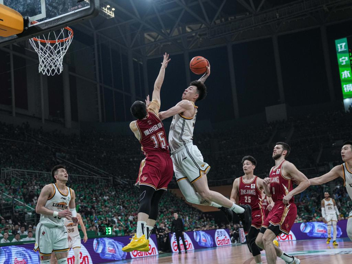 5月15日,辽宁队球员张镇麟(上右)在比赛中扣篮.新华社记者 吴壮 摄