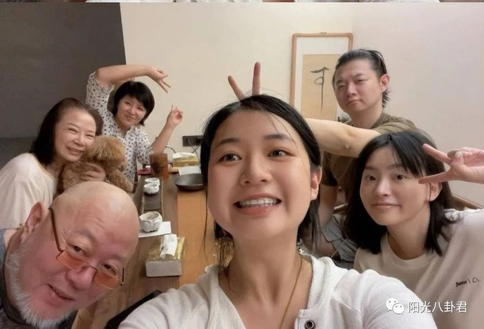 照片中,除了火风与霍尊,前妻仲小萍(霍尊生母)与妻子姜华以及霍苗之外