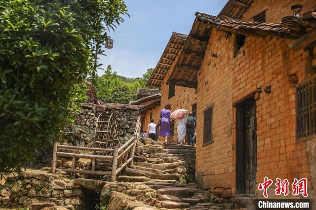 图为游客在箔竹古村内观光游玩。 刘力鑫 摄 