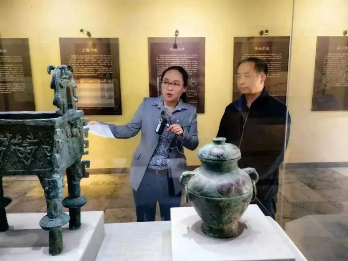 记者刘甜甜采访北京考古遗址博物馆展览陈列部主任李亮