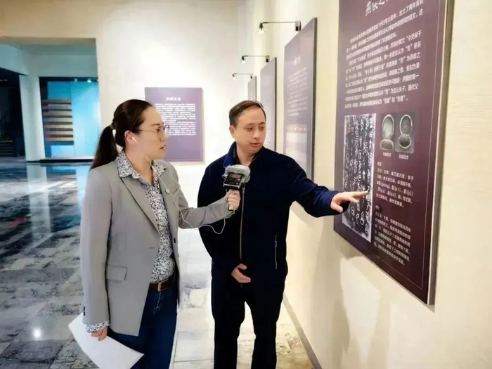 记者刘甜甜采访北京考古遗址博物馆展览陈列部主任李亮