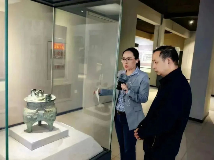 记者刘甜甜采访北京考古遗址博物馆展览陈列部主任李亮