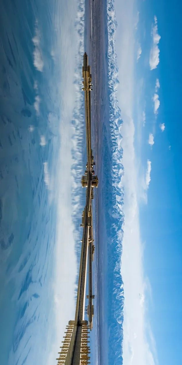 天空之镜。杨金花 摄