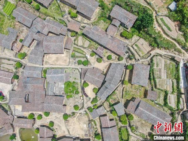 图为航拍箔竹古村，现仍保存着传统民居的样态，并有九井十八巷，东西南北四门。 刘力鑫 摄 