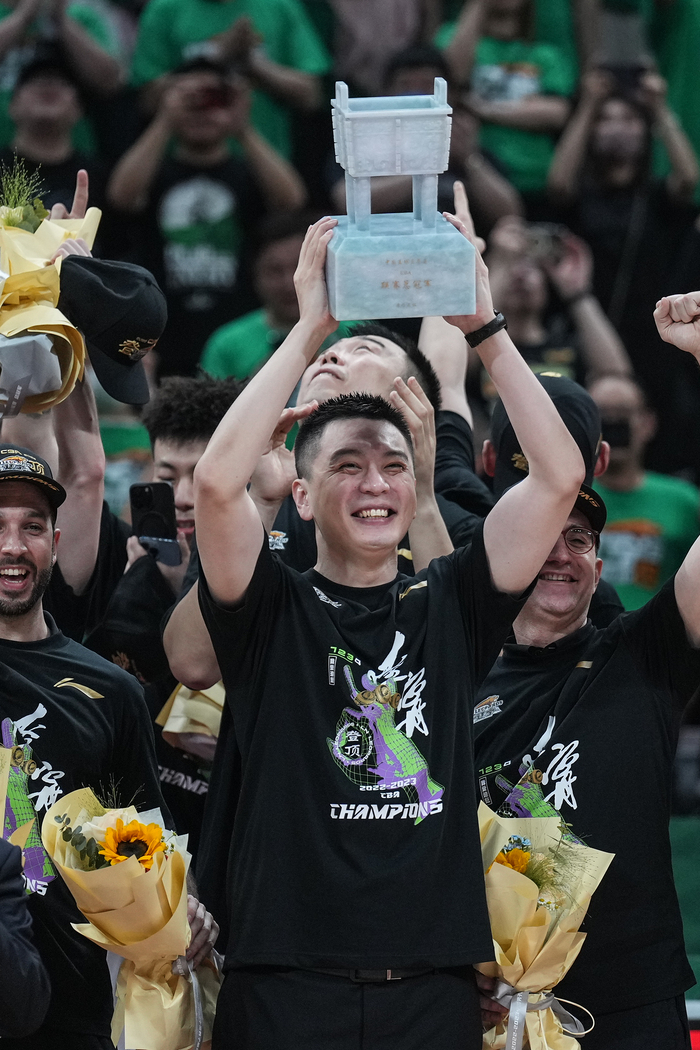 杨鸣开心举起冠军奖杯.&nbsp; 图/新华社