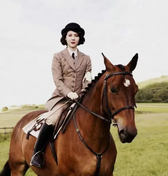 "在外出表演之前,大家更愿意选择单色的骑马服饰.