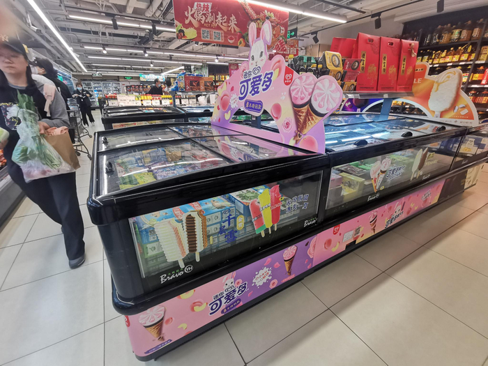 一家商超陈列的某冰淇淋品牌冰柜。 新京报首席记者 郭铁 摄