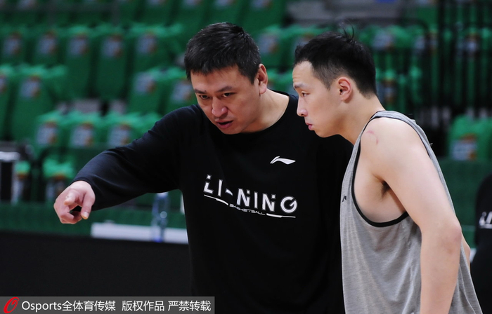 浙江队主帅王世龙指导王奕博。