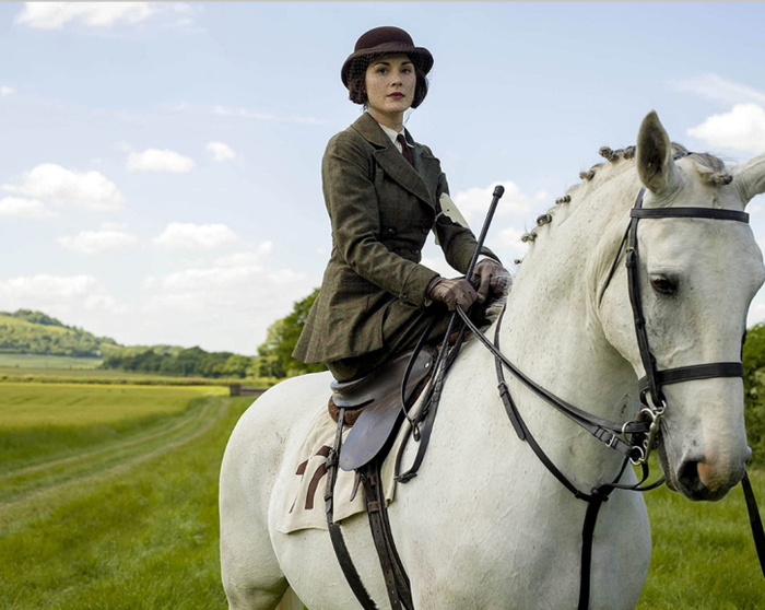 "在外出表演之前,大家更愿意选择单色的骑马服饰.