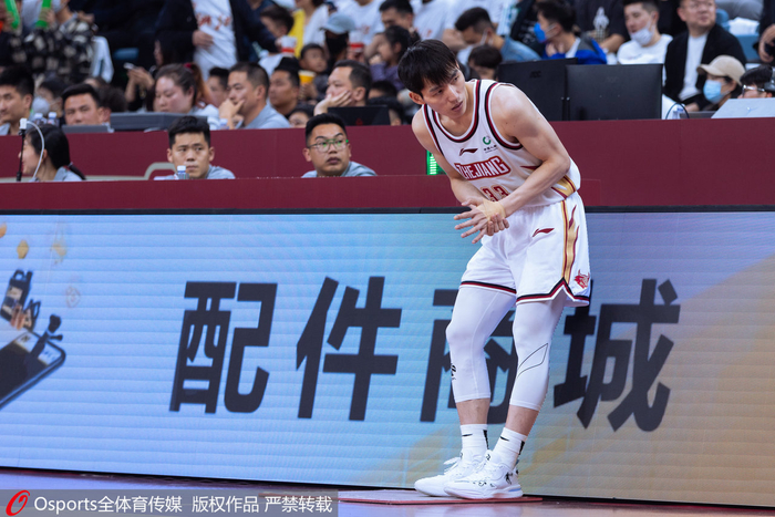 吴前本次总决赛一直带伤作战。