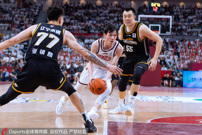 吴前在比赛中突破。