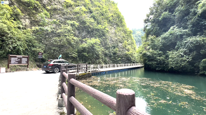 车辆上桥前，路边立着限速20公里/小时的标识牌。 受访者 供图