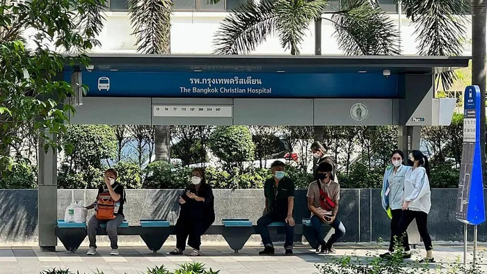 泰国曼谷，人们坐在曼谷一个公交车站的阴凉处。视觉中国 资料图