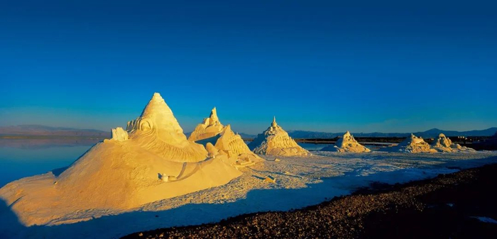 茶卡盐湖畔的盐雕群