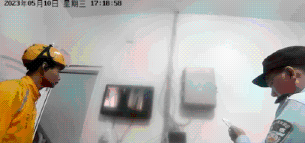 小李一直等待警员到现场