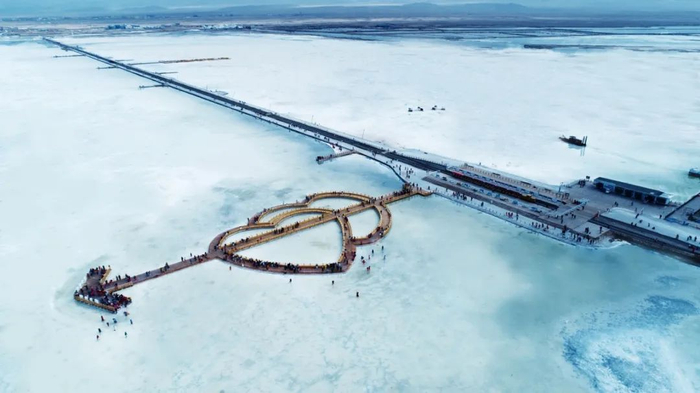 茶卡盐湖景区的网红景观桥。王生荣 摄